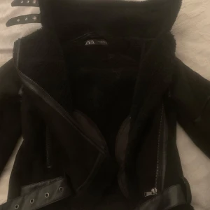 Svart jacka zara - En svart jacka i typ mocka från zara, fodrad med Teddy och skinndetaljer! Superfint skick, inga defekter. Ganska varm passar bra nu till vår eller in på vinter. Storlek m men passar även s. Hör av er vid frågor!😇