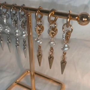 Örhängen  - FAVORITERNA TILLBAKS. Köp för 99kr/st  Eller  185kr/par  Modell 095