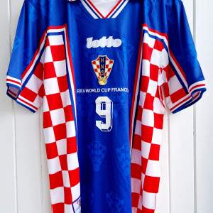 Säljer Davor Sukers klassiska kroatiska bortamatchtröja från VM 98 i Frankrike. Tröjan är en reprint i nyskick med broderade emblem mm av högsta kvalité.