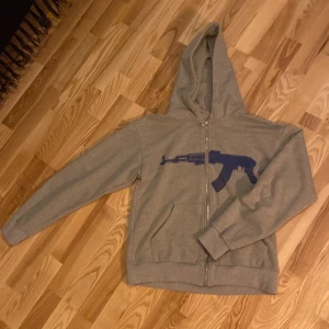 🪖Greer Street Hoodie🪖 - Rare Hoodie från märket Greer Street, finns ej kvar på deras hemsida och kommer nog inte tillbaka på ett tag. Den sitter loose och har en riktigt skön passform. Hoodien är mycket sparsamt använd. Har du frågor är det bara att skriva! : )