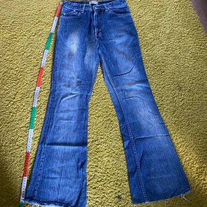 Flare jeans  - Gulliga byxor som e stora på mig så säljer, de är lite slitna vid ben öppningen, Mått: midja 35cm Ben öppning 25cm Upp till ner 101 cm