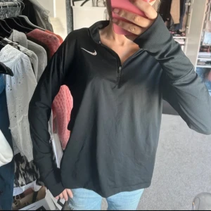 Träningströja nike - Säljer denna zip träningströjan ifrån Nike! Jätte bra skick! Och perfekt när man ska ut och springa!🍂💕