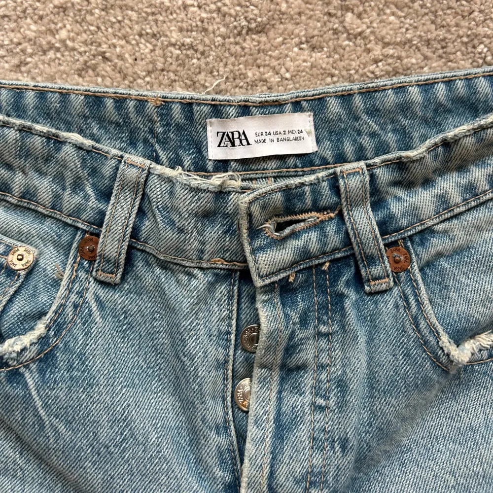 Säljer ett par mid raise jeans i strl 34 ifrån Zara som inte längre säljs. Originalpris: 399kr. Köparen står för frakten🤍. Jeans & Byxor.