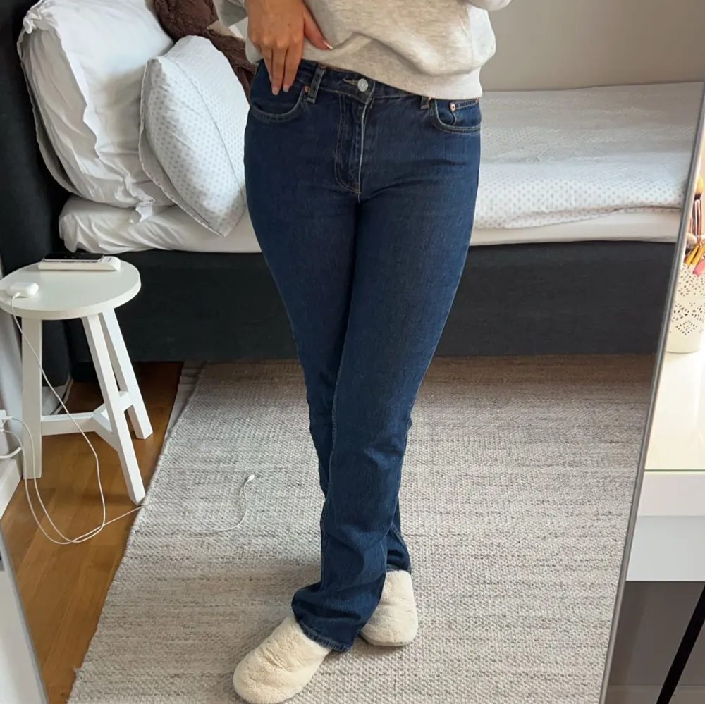 Säljer mina mörkblåa full lenght flare jeans från ginatricot. Knappt använda så bra skick. Storlek 36 och perfekt i längden. Köpta för 500 men sälja för 250 eller 200 vid snabbaffär🩷. Jeans & Byxor.