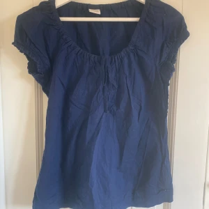 Blus - Säljer min fina blå blus från Esprit som är i väldigt fint skick och knappt använd, väldigt fin men tyvärr för stor på mig storlek s-m, kontakta mig vid frågor❤️