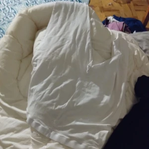 Vita & svarta capribyxor  - Sällan använd  Står i rökfri och pälsfri miljö  Kan skickas eller hämtas på Skiljemyntsgstan 18F Göteborg.