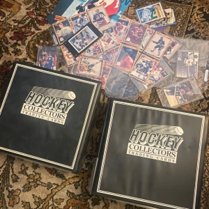 Massor med hockey kort - Hockey kort. Två fulla album plus lite till!