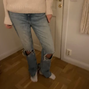 Ljusa jeans med slitningar - Säljer ett par ljusa jeans med coola slitningar vid knäna. De har en relaxed fit och är perfekta för en avslappnad stil. Passar bra till både vardag och fest. Sköna och trendiga!