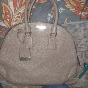 Burburberry väska - Fin burberry väska i bra skick sparsamt använd. Ord pris 15900