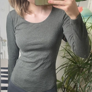 Långärmad grön tröja - En enkel men klassisk långärmad skogsgrön tröja 💚 En bra basic att ha i sin garderob som funkar med allt! Knappt använd