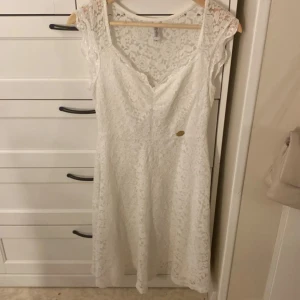 Vit spetsklänning från Chiara Forthi - Säljer en superfin vit spetsklänning från Chiara Forthi i storlek S. Klänningen har en vacker spetsdesign och är perfekt för sommarens alla fester. Den är ärmlös och har en söt v-ringning framtill. Passar perfekt till både vardag och festliga tillfällen!