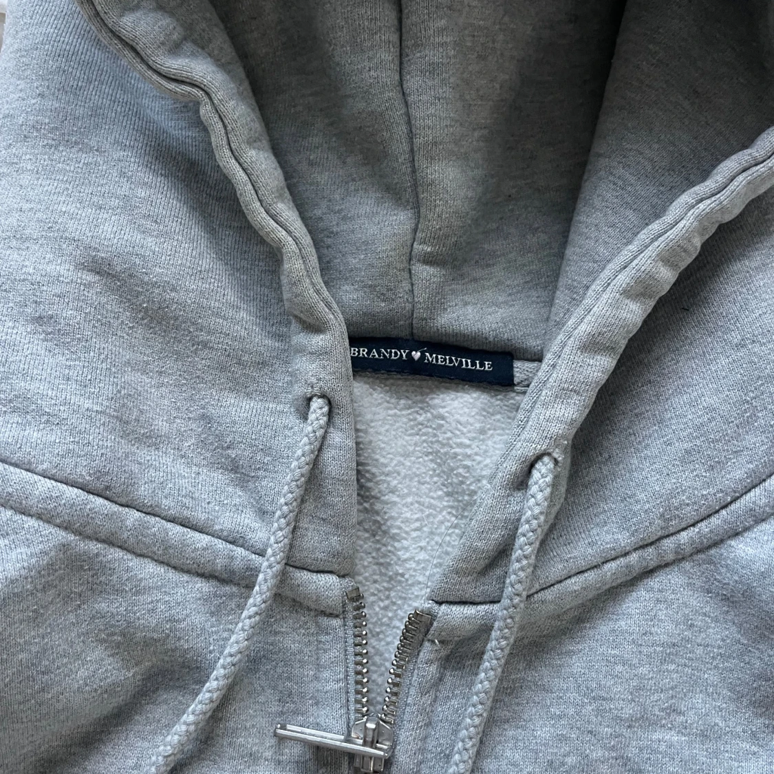 Grå hoodie från Brandy Melville - 90