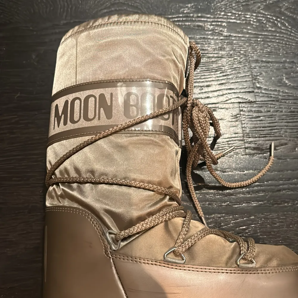 Ett par jättefina  moonboots i färgen Light Pink Beige Sand (beige/guldiga) som passar perfekt till vintern . Har ej kvar kartongen men har användts bara ett få tal gånger då jag växt ur dem . Dem är i jättefint skick och är stora i storleken . Skulle säga att det mer är en 34 -35 💕. Skor.