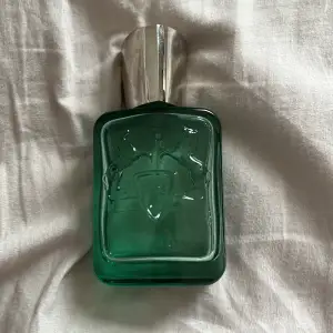 Säljer en parfums de marley greenly som är typ halv. Köpt förra sommaren för ca 2400. Det är en 75 ml flaska. Den har under hela tiden förvarats i en garderob utan solljus.