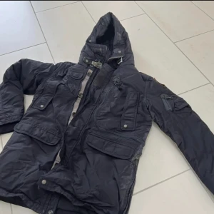 Para jumper field jacket  - Skit skön tvär fet parajumper, kommer hålla dig varm under hela vintern. Jackan är helt ny och oanvänd. Storlek 152 men passar bra upptill 160