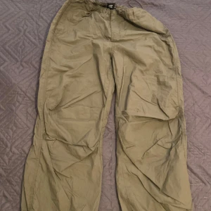 Oliv grön byxor  - Oliv gröna byxor, street wear stil 