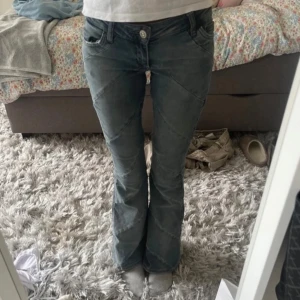 Blå jeans från BDG - Säljer ett par snygga blå jeans från BDG med flare-stil. Säljer då dom är lite för små för mig😢Perfekta för både vardag och fest! 🦋 LÅNADE BILDER AV TJEJEN JAG KÖPTE AV, lite slitna längst ner