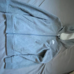 Grå Nike kofta - Äkta Nike kofta🩶👌Väldigt gosig material inuti-älskarr🤗