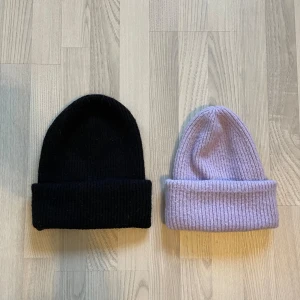 Mössor - 2 mössor i fint skick. Svarta ifrån kappahl och den lila ifrån gina tricot. Är tvättade och rollas innan jag skickar :) köper du får du båda :)