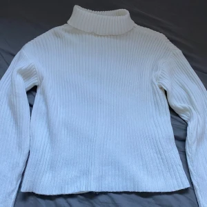 Stickig tröja - En stickad tröja med hög hals är perfekt för vintern. Den ger extra värme runt halsen och är gjord av mjukt och gosig material🤍🥰🧶