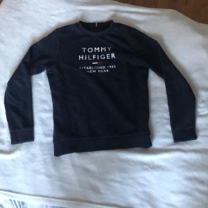 Långärmad tröja  - Säljer en långärmad Tommy hilfiger tröja.