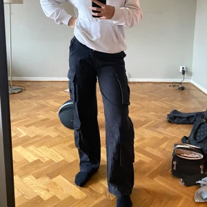 Svarta cargo pants - Svarta cargos i storlek S, säljes pga för små