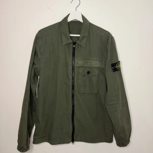 Stone Island Overshirt - Det är nu dags att sälja ett av mina favoritplagg. En mycket snygg Stone Island overshirt i Strlk M. Den är i fint skick och qr funkar bra! Perfekt nu till hösten.  Hör av er vid frågor😊
