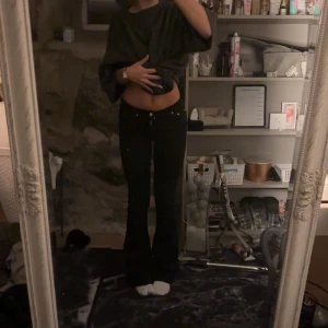 Svarta byxor - Säljer ett par svarta byxor med låg midja och bootcut-stil. De är perfekta för både vardag och fest. Byxorna har en snygg passform och är riktigt bekväma. Perfekta att matcha med en croppad tröja eller en snygg blus. Hör av dig vid intresse!