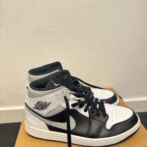 Nike Air Jordans i svart och vit - Säljer ett par snygga Nike Air Jordans i svart och vit. Skorna är i bra skick och har klassisk snörning. Perfekta för både vardag och fest. Storlek herr 44,5. Passa på att köpa dessa ikoniska sneakers!
