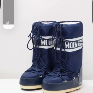 Moon boots - Jätte fina moon boots i marinblå som nästan aldrig är använda!🥰 de har gått sönder lite på baksidan av en sko men man tänker inte på det! Har satt dit en blå lapp. De har tyvärr blivit för små för mig💗skriv om ni har några frågor eller vill se fler bilder❤️köp gärna!!