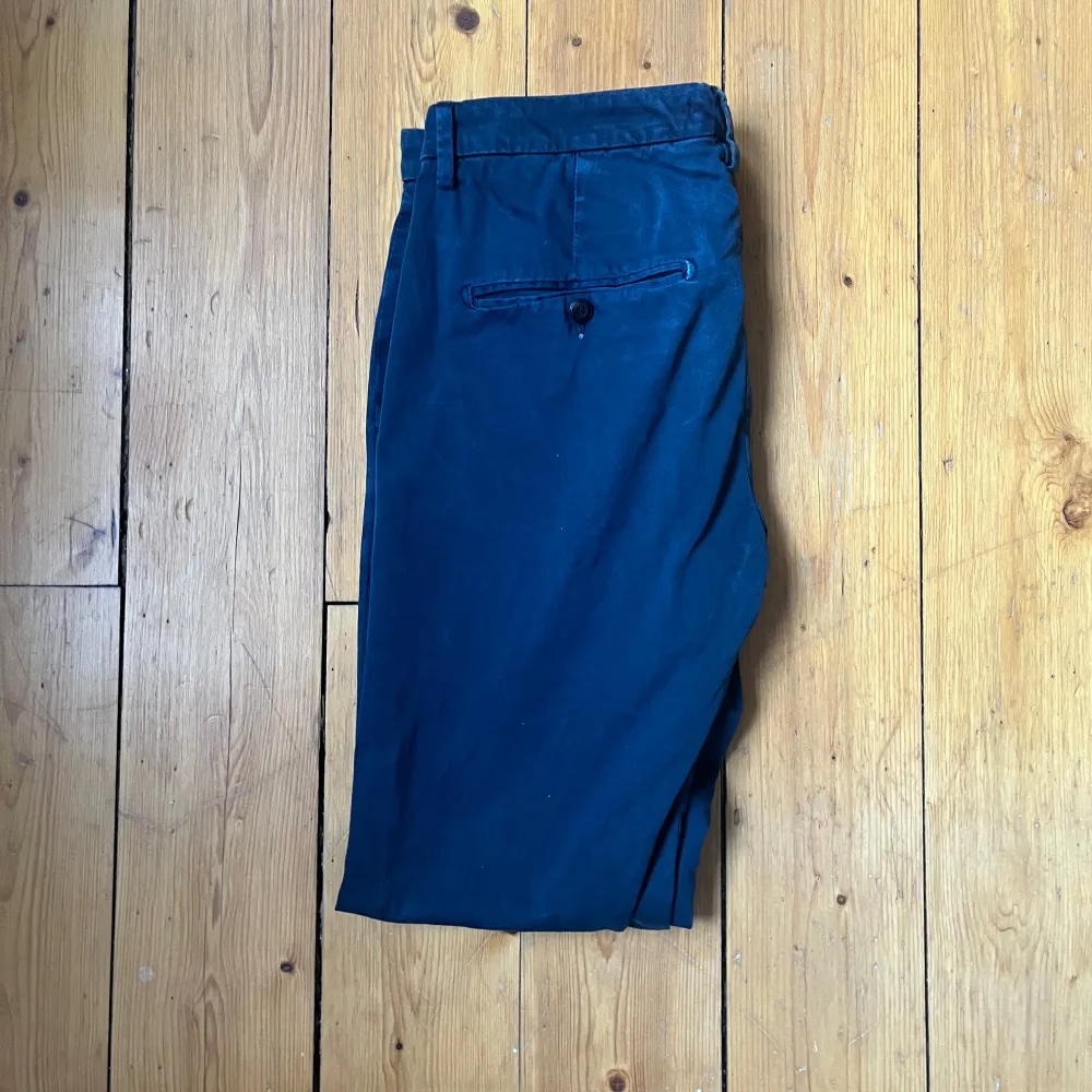 Säljer mina riktigt snygga DonDup chinos. ✅ Dem är väldigt fint skick bara att det tyvärr blivit hål i båda framfickorna (se bild). De är använda men har fortfarande mycket kvar att ge! 🙌 priset går att diskuteras, kom med förslag! 😇. Farkut & Housut.