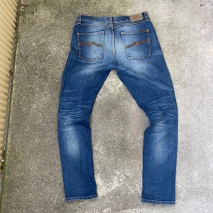 Nudie jeans - Säljer dessa nudie jeans, skriv om frågor 