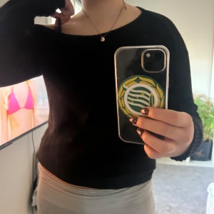 Stickad tröja  - En stickad tröja som inte är så använd. Off shoulder på ena axeln.