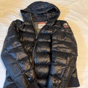 Svart pufferjacka från Parajumpers - Säljer en snygg svart pufferjacka från Parajumpers i mycket bra skick. Perfekt för höst och vinter. Jackan passar dig dom är mellan 156-168cm lång. Säljer pga för liten för mig.