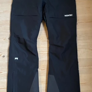 Montec skidbyxor - Säljer mina fodrade svarta skidbyxor från Montec i storlek XS. Använda men är i mycket gott skick och har inga defekter. Nypris ca 2000kr