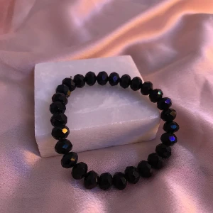 Svart glittrigt armband - Snyggt svart armband med glittrande pärlor som fångar ljuset perfekt. Perfekt accessoar för både vardag och fest. Elastiskt band för enkel passform. Ett måste för att ge din outfit det lilla extra!
