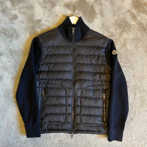 💫Moncler cardigan💫 - Hej! Säljer nu denna sjukt feta Moncler cardiganen i Storlek S. Jättefint skick. Marinblå färg. Passar perfekt nu på hösten. Den är köpt av Leon Gustavsson och han köpte den på NK (Se sista bilden när han har på sig den). Hör av er vid frågor eller funderingar💫🙌