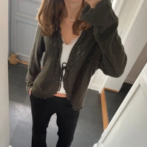 Grön stickad kofta  - Stickad grön kofta med knytning från Casual. Fint skick. Kan inte hitta storlek men skulle säga M. Använd gärna köp nu!