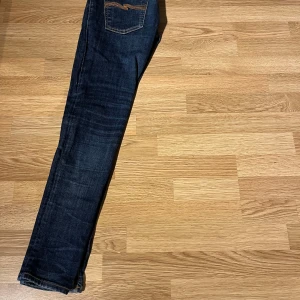 Nudie jeans - Snygga nudie jeans med ett litet hål på men inget som är svårt att fixa! Storlek w30, hör av er vid minsta lilla fråga mvh Tendenza😊🤝🏻