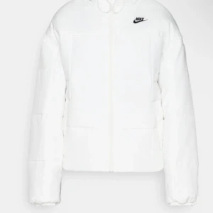 Nike jacka  - Använd fåtal gånger, storlek s, nypris 1499kr