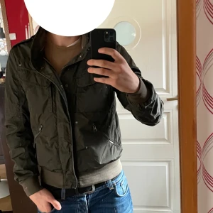 moncler field jacket - denna snygga jacka är nu till salu för bara 1499kr den är väldigt eftertraktad och i bra skick, såklart äkta det är bara att checka lapparna, först till kvarn!!! en knapp är defekt därav priset och den passar inte längre!