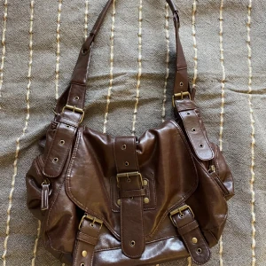 Vintage väska - Säljer min älskade väska då den tyvärr inte kommer till användning. Är i jätte fint skick med skinn effekt! 