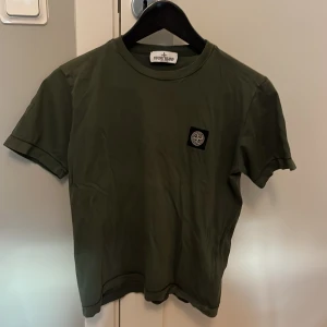 Stone island 156 - Hej, Jag säljer min Stone island t shirt i stolek 156 cm som har blivit för liten i perfekt skick!