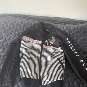 Philip Plein Vår jacka - Säljer min jacka från Philip plein. Använt i gott skick. Pris kan diskuteras. Storlek M men passar S.