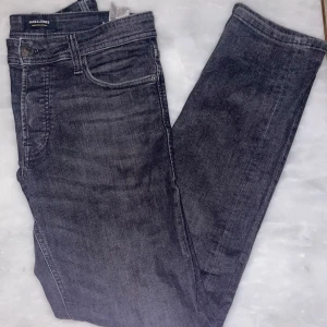 Jack & Jones jeans - 32/34. Modell är Mike/Tapered. Sitter väldigt skönt, inga skador förutom att tagen bak på är sönder. 