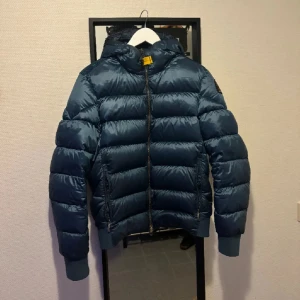 Parajumper jacka  - Säljer en svin skön o snygg parajumper jacka som passar perfekt nu till vintern. ändå defekten är ett lagat litet hål som inte alls syns tydligt, storlek M men passar S