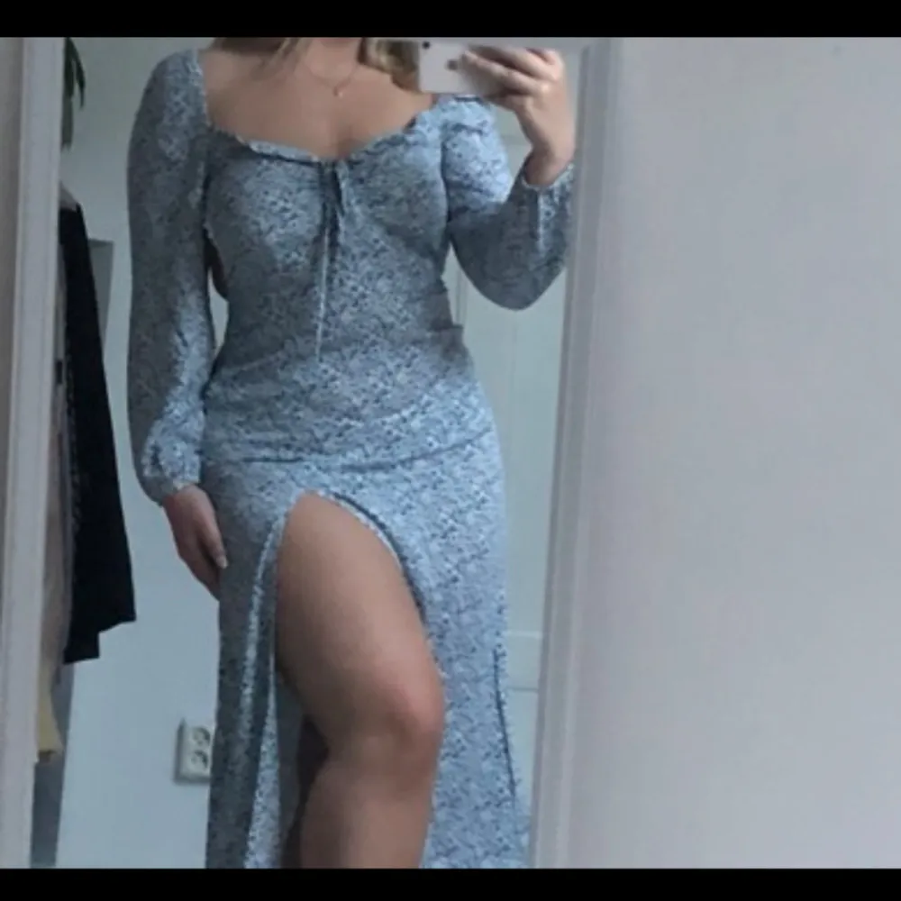 Supersöt blommig midiklänning🩵 från Shein i strl S/M🦋 Endast testad så fint skick🐬. Mekot.