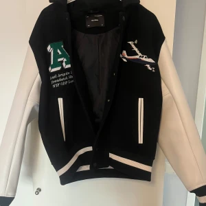 Axel Arigato Varsity Jacket - Säljer nu min Axel Arigato jacka som är i otroligt fint skick! Den har använts väldigt få gånger och är inte sliten på något ställe. Nypris för jackan är 3000kr och kvitto finns självklart kvar!