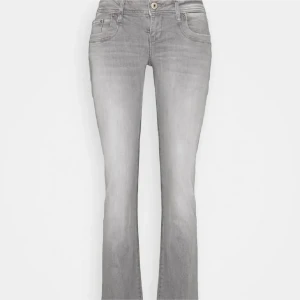 Ltb valerie - Säljer dessa sjukt snygga och slutsålda jeansen ifrån Ltb. Low rise och boot cut. Superbra skick förutom en fläck på benet (se 4de bilden). Storlek 27/32❤️❤️Innerbenslängd 80 cm och midjemåttet är 74cm