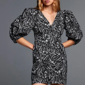 Zara klänning - Zara klänning i mönster med puffiga ärmar. Dragkedja bak. Använd 1-2 gånger Svart / vit